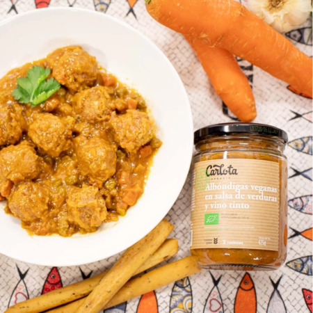 Albóndigas veganas en salsa de verduras y vino tinto