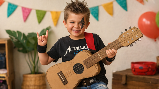 Niño con disfraz casero de rock hecho con guitarra de cartón reciclado
