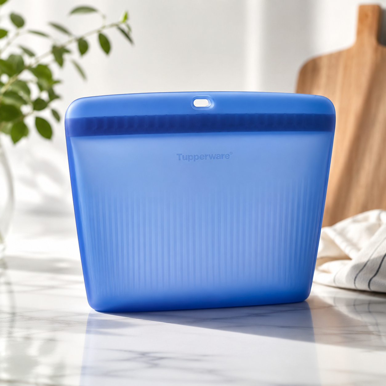 Bolsa de silicona azul Tupperware Ultimate 1,8 L reutilizable en una cocina luminosa
