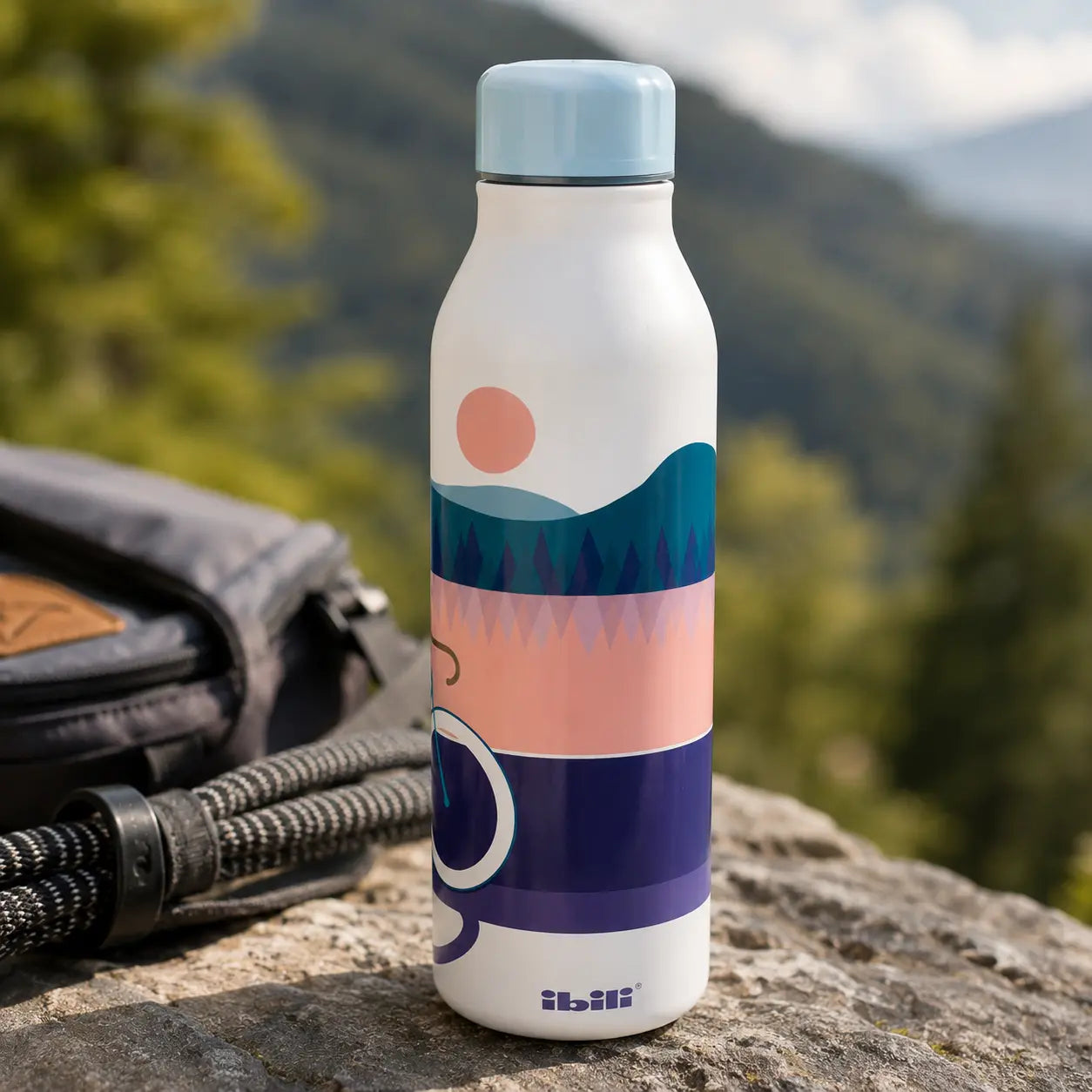 Botella térmica reutilizable IBILI Norabidea de 500 ml sobre roca en entorno de montaña y naturaleza