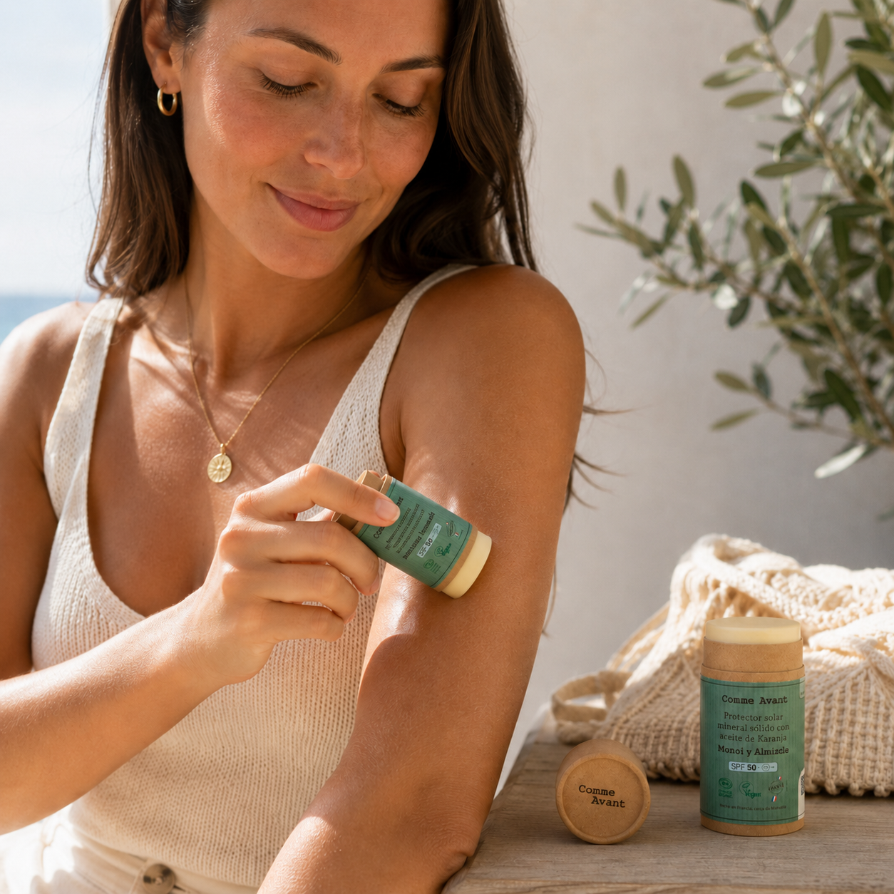 Mujer aplicando crema solar natural mineral